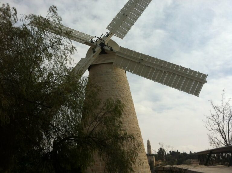 סיור במשכנות שאננים וימין משה עם שחקן