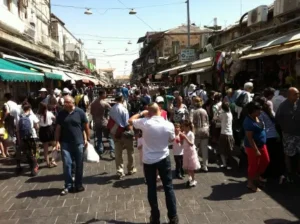 סיור אוכל תיאטרלי – עם שחקן – בשוק מחנה יהודה ונחלאות