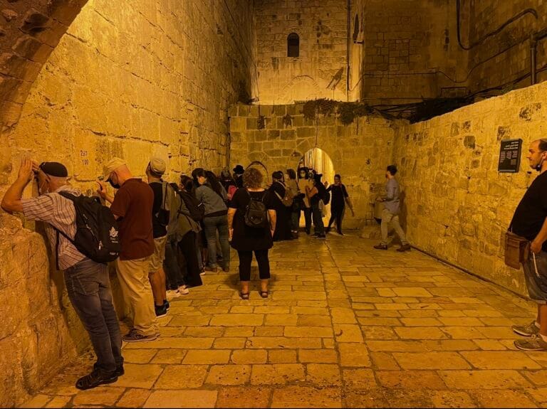 Recorrido de las oraciones de perdón y los patios de la Ciudad Vieja de Jerusalén | Un recorrido de las oraciones de perdón desde una perspectiva diferente