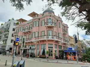 Architectural tour following architect Yehuda Magidovich