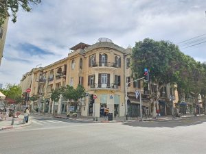 Architectural tour following architect Yehuda Magidovich