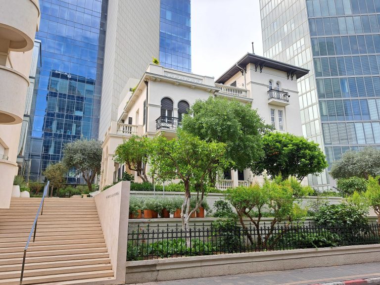 Architectural tour following architect Yehuda Magidovich