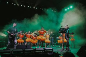 ¡Unas vacaciones mágicas en Grecia con Shimon Parnas en el Carnaval de Patras 2026!