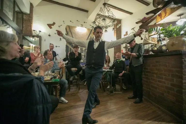 ¡Unas vacaciones mágicas en Grecia con Shimon Parnas en el Carnaval de Patras 2026!