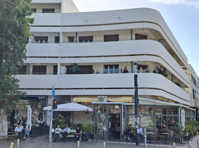 Architectural tour around Dizengoff Square | Urban renewal and building preservation
