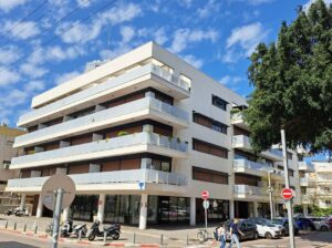 Architectural tour around Dizengoff Square | Urban renewal and building preservation