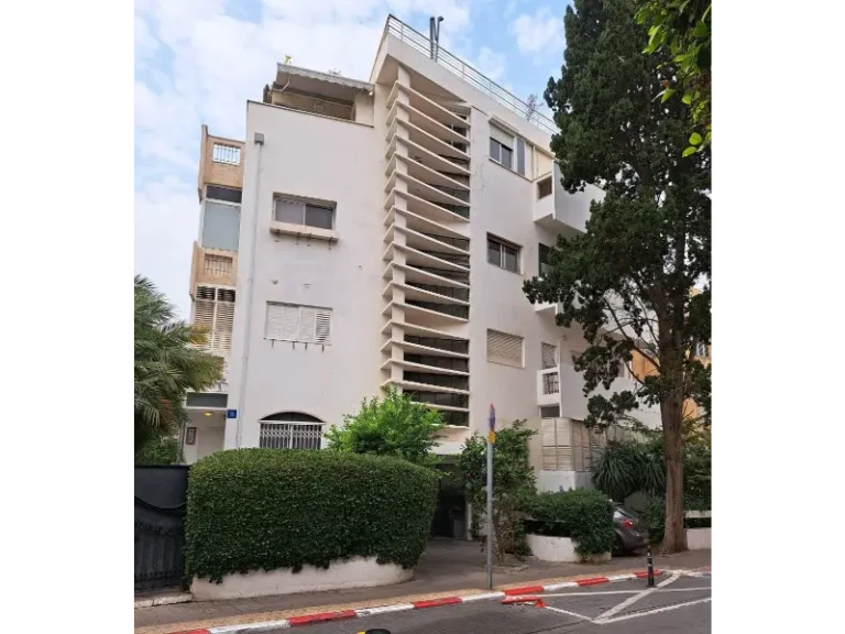Architectural tour around Dizengoff Square | Urban renewal and building preservation