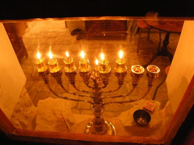 Hanukkah Menorah Tour in the Alleys of the Old City of Jerusalem