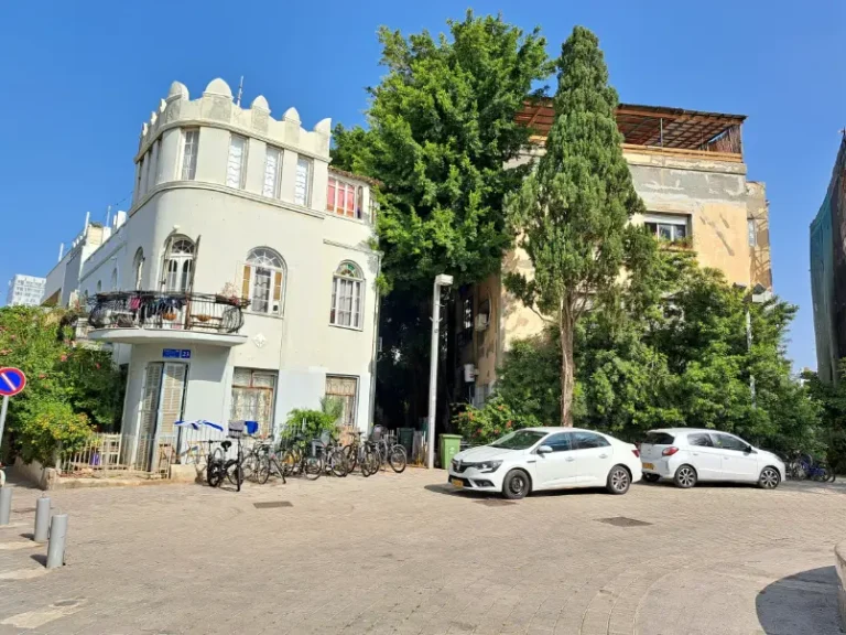 Architectural tour on Bialik Street