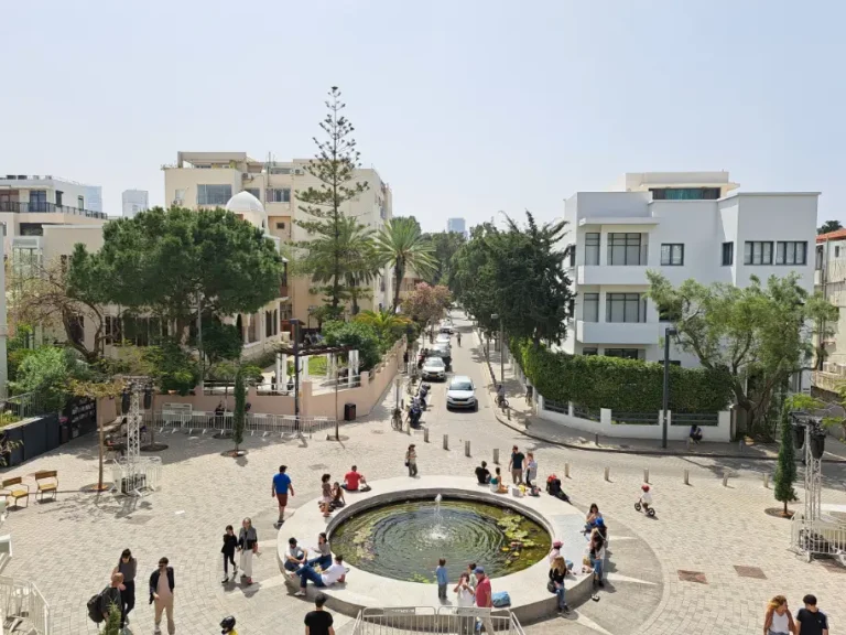Architectural tour on Bialik Street