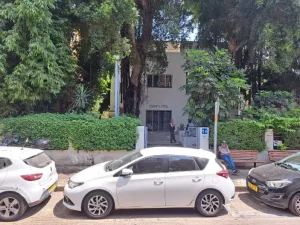 Architectural tour on Bialik Street