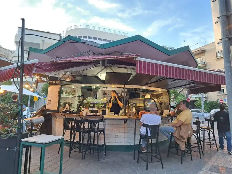 Architectural tour around Dizengoff Square