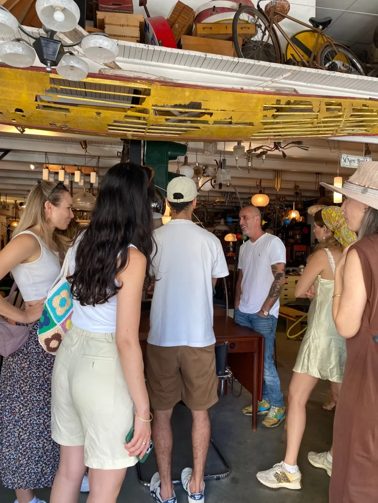 סיור עיצוב וינטג׳ בשוק הפשפשים