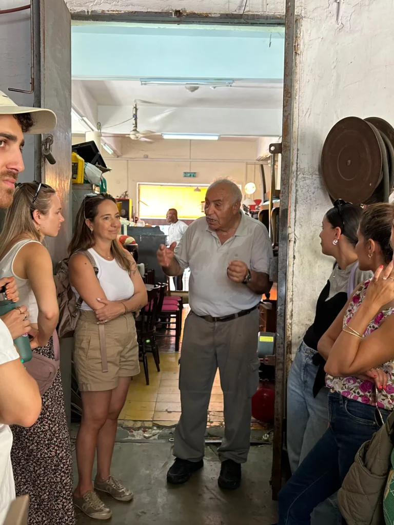 סיור עיצוב וינטג׳ בשוק הפשפשים