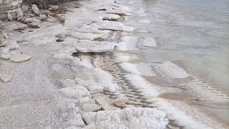 טיול בין בולענים ושבר מסע בעקבות נפלאות הגיאולוגיה בים המלח