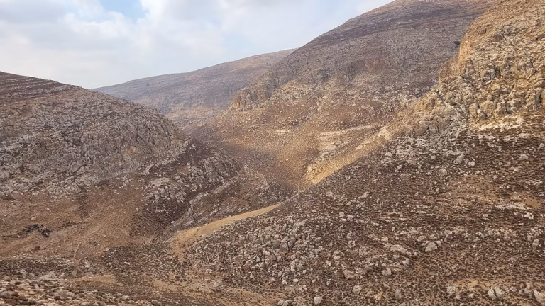 טיול בין בולענים ושבר מסע בעקבות נפלאות הגיאולוגיה בים המלח