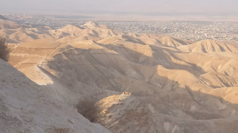טיול בין בולענים ושבר מסע בעקבות נפלאות הגיאולוגיה בים המלח