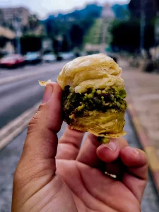 Tour gastronómico por Acre | Ambiente mediterráneo animado y colorido