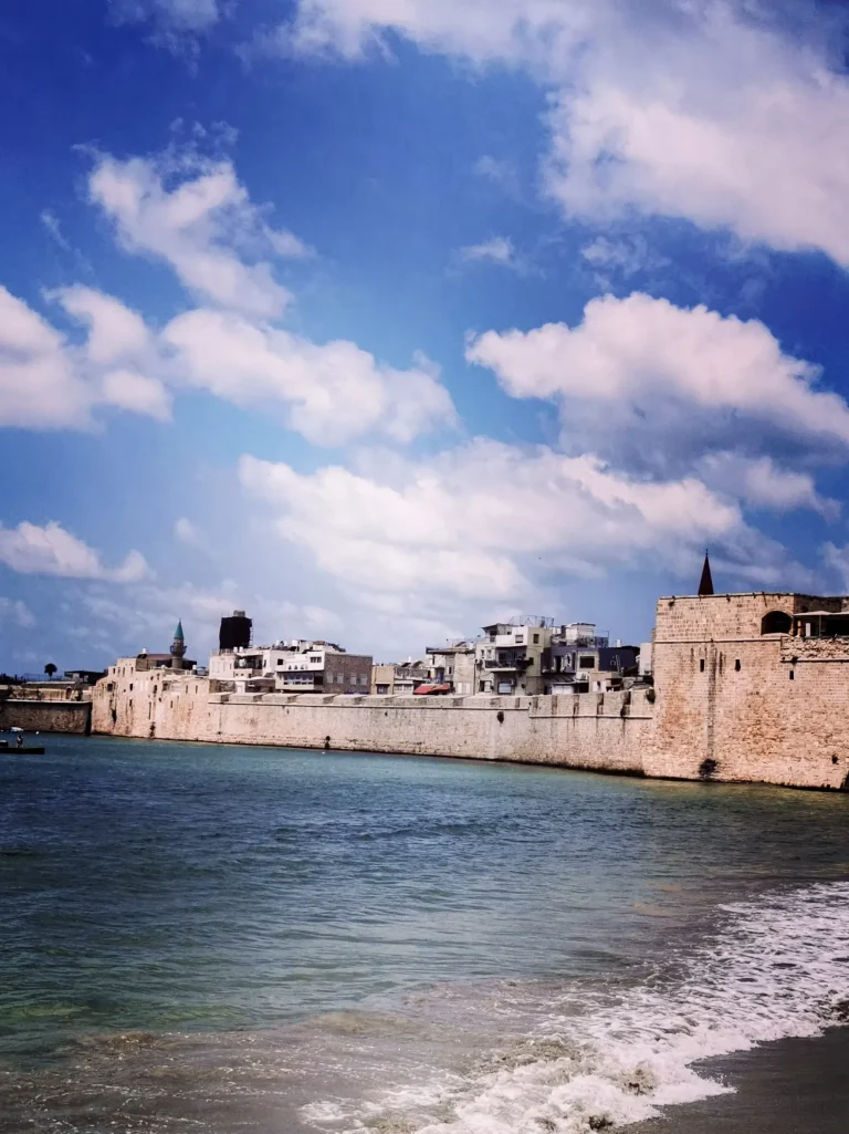 Tour gastronómico por Acre | Ambiente mediterráneo animado y colorido