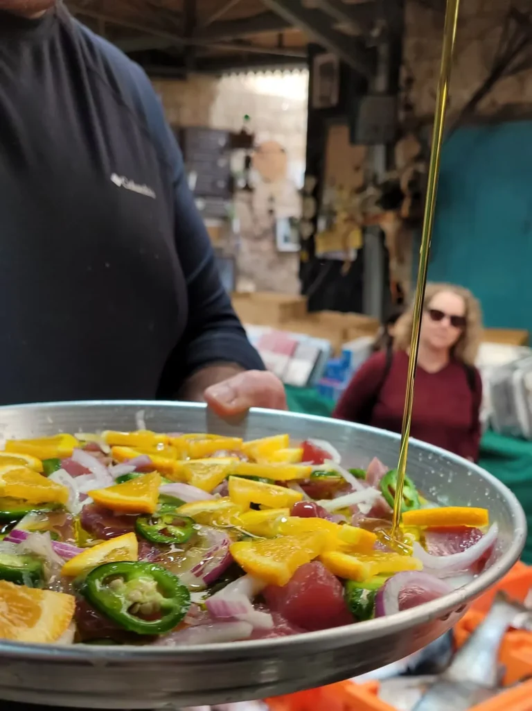 Tour gastronómico por Acre | Ambiente mediterráneo animado y colorido