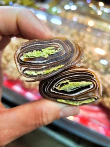 Tour gastronómico por Acre | Ambiente mediterráneo animado y colorido