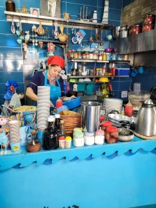 Tour gastronómico por Acre | Ambiente mediterráneo animado y colorido