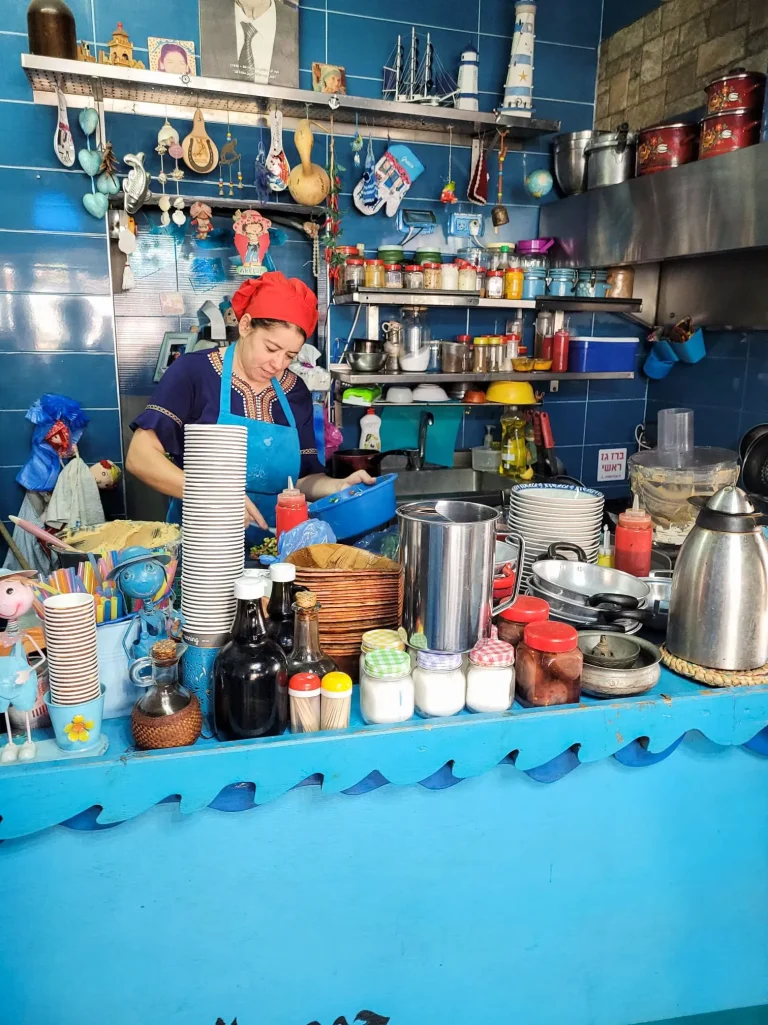 Tour gastronómico por Acre | Ambiente mediterráneo animado y colorido