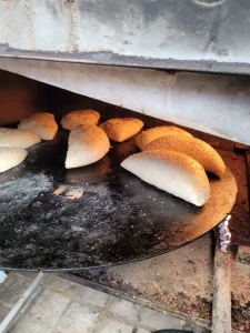 Tour gastronómico por Acre | Ambiente mediterráneo animado y colorido