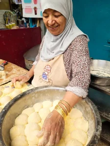 Tour gastronómico por Acre | Ambiente mediterráneo animado y colorido
