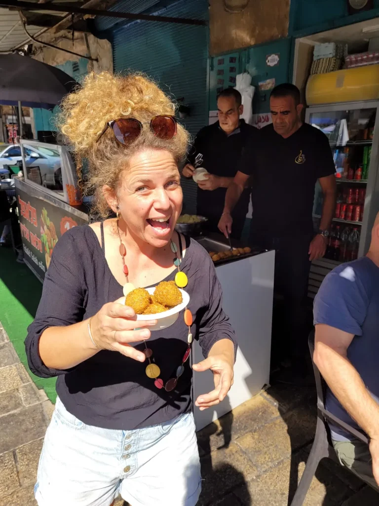 Tour gastronómico por Acre | Ambiente mediterráneo animado y colorido