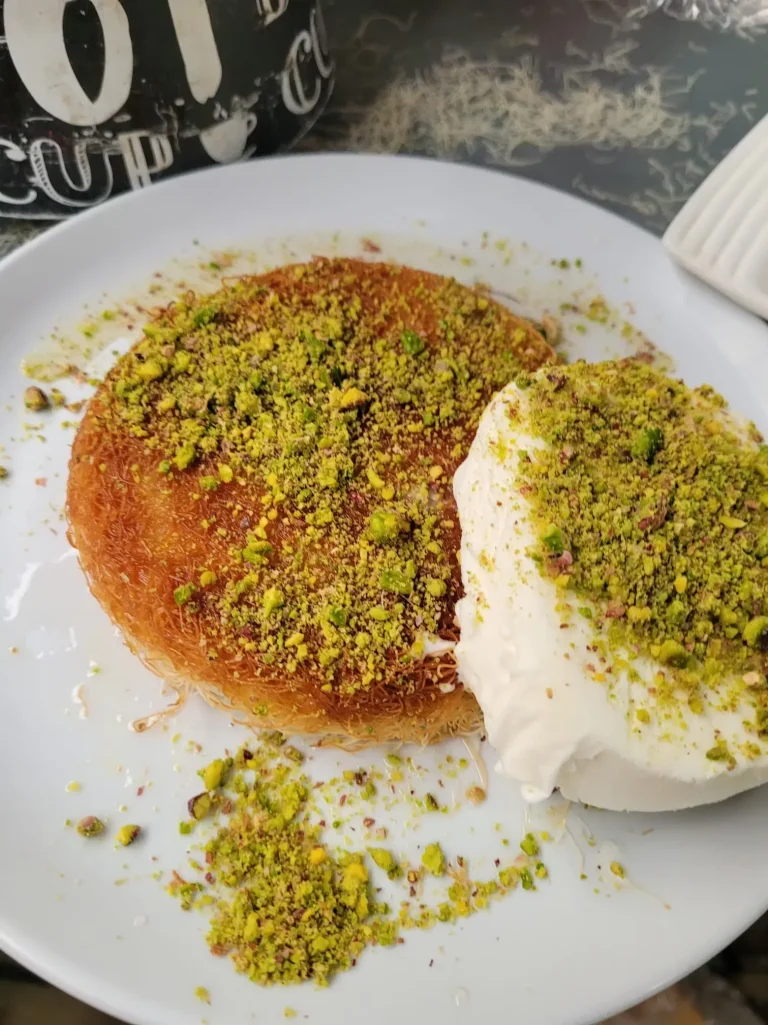 Tour gastronómico por Acre | Ambiente mediterráneo animado y colorido