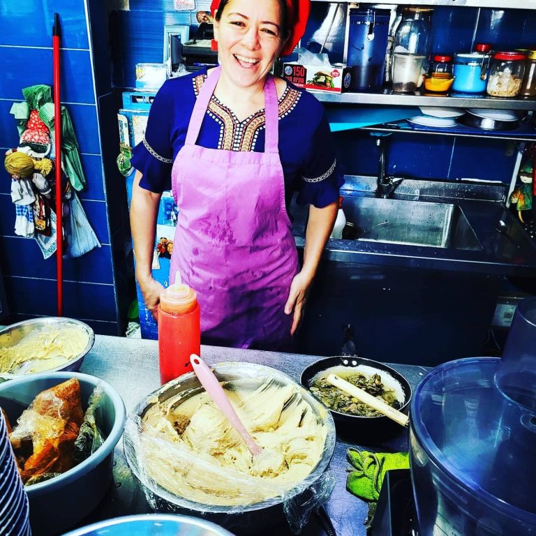 Tour gastronómico por Acre | Ambiente mediterráneo animado y colorido