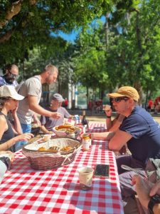 Tour gastronómico por Acre | Ambiente mediterráneo animado y colorido