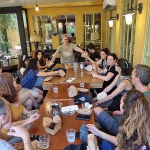 Tour gastronómico por Acre | Ambiente mediterráneo animado y colorido