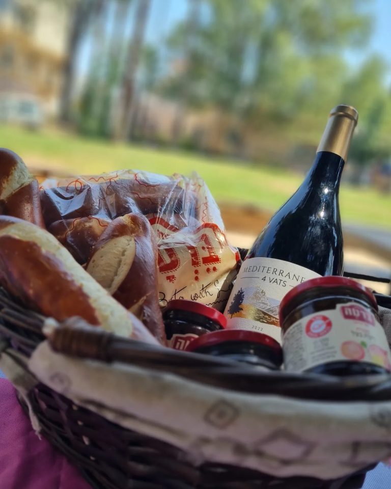 Tour gastronómico por Acre | Ambiente mediterráneo animado y colorido