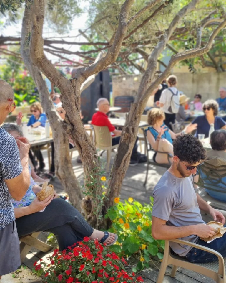 Tour gastronómico por Acre | Ambiente mediterráneo animado y colorido