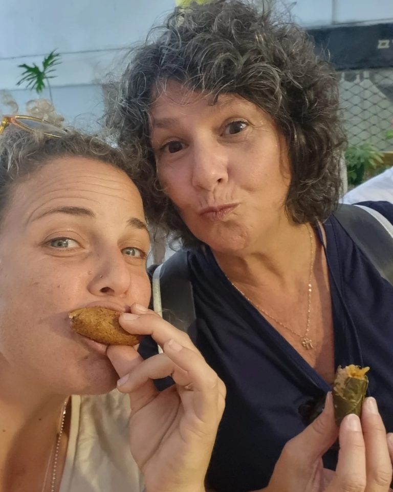 Tour gastronómico por Acre | Ambiente mediterráneo animado y colorido