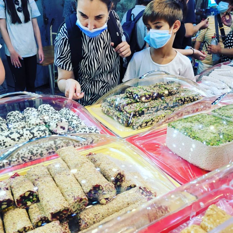 Tour gastronómico por Acre | Ambiente mediterráneo animado y colorido