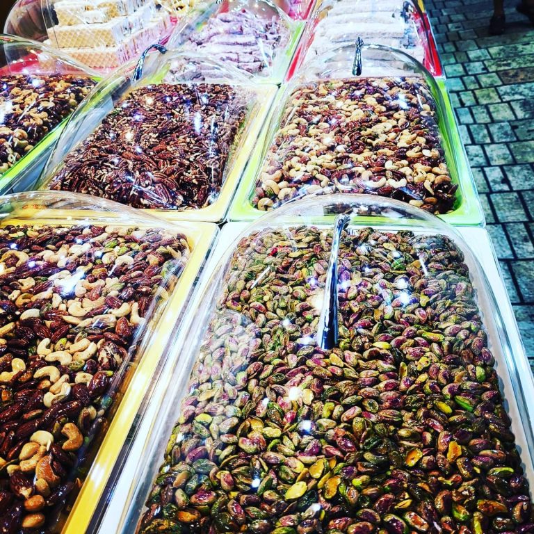 Tour gastronómico por Acre | Ambiente mediterráneo animado y colorido