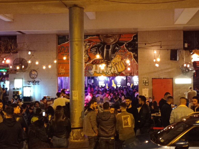 Evening tour of graffiti and culinary corruption in downtown Haifa