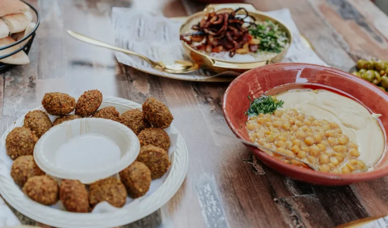 Recorrido culinario por Wadi Nisnas: delicias auténticas