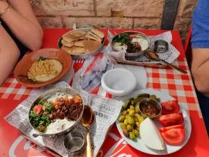 Recorrido culinario por Wadi Nisnas: delicias auténticas