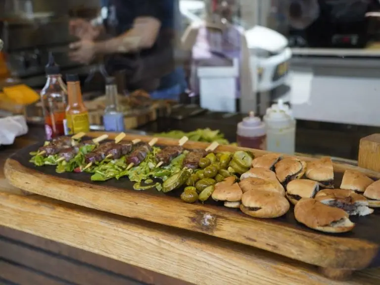 Recorrido culinario por Wadi Nisnas: delicias auténticas