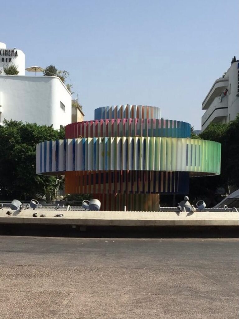 סיור באוהאוס עצמאי בעיר הלבנה | מכשיר שמע ו-13 תחנות סביב כיכר דיזנגוף