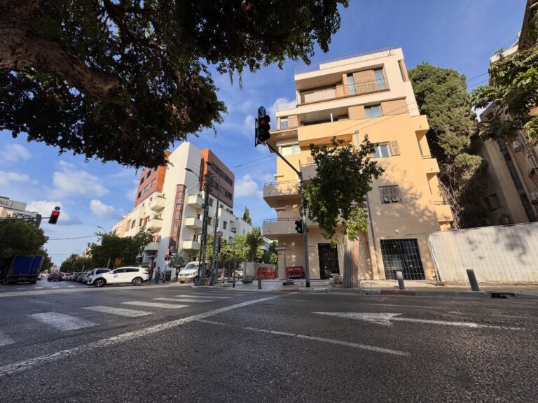 סיור באוהאוס עצמאי בעיר הלבנה | מכשיר שמע ו-13 תחנות סביב כיכר דיזנגוף