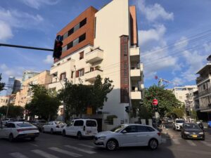 סיור באוהאוס עצמאי בעיר הלבנה | מכשיר שמע ו-13 תחנות סביב כיכר דיזנגוף
