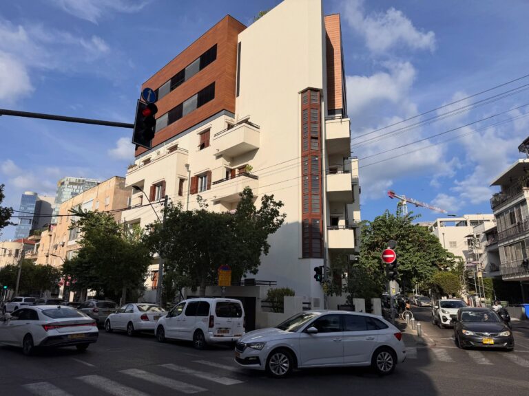 סיור באוהאוס עצמאי בעיר הלבנה | מכשיר שמע ו-13 תחנות סביב כיכר דיזנגוף