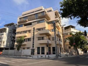 סיור באוהאוס עצמאי בעיר הלבנה | מכשיר שמע ו-13 תחנות סביב כיכר דיזנגוף