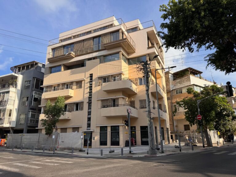 סיור באוהאוס עצמאי בעיר הלבנה | מכשיר שמע ו-13 תחנות סביב כיכר דיזנגוף