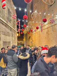 סיור באווירת כריסמס ברובע הנוצרי בירושלים | "למי צלצלו הפעמונים?"